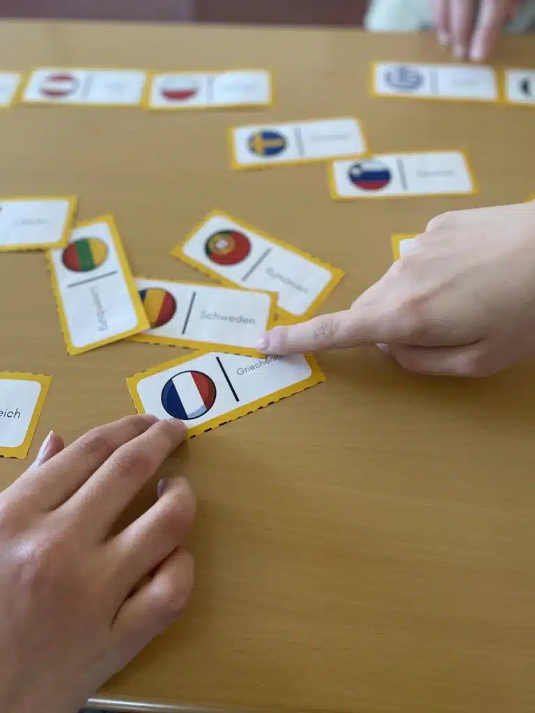 Kinder sortieren Karten